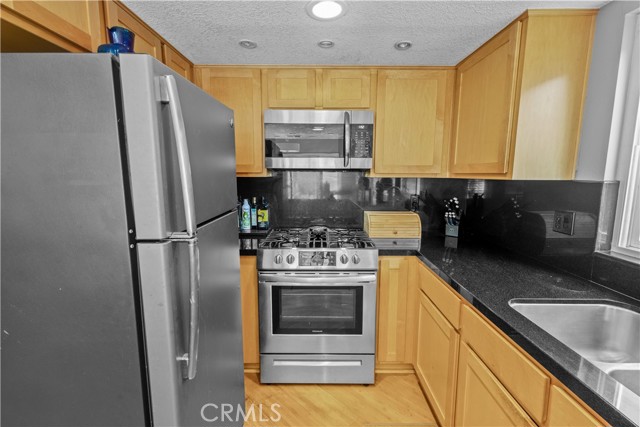 Detail Gallery Image 8 of 43 For 706 Oceanhill, Huntington Beach,  CA 92648 - 3 Beds | 2/1 Baths