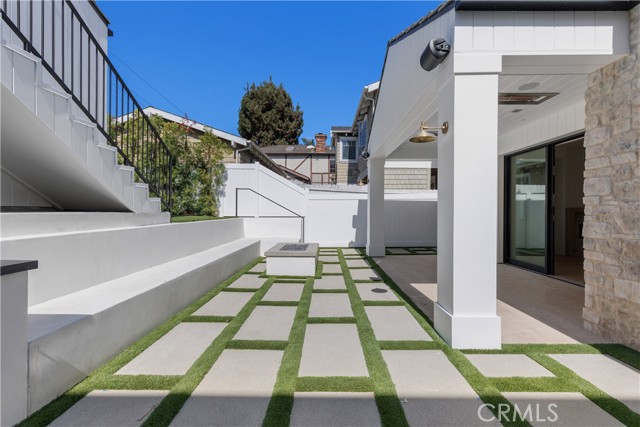 577 36th Street, Manhattan Beach, California 90266, 5 Bedrooms Bedrooms, ,5 BathroomsBathrooms,Residential,Sold,36th,SB21113889