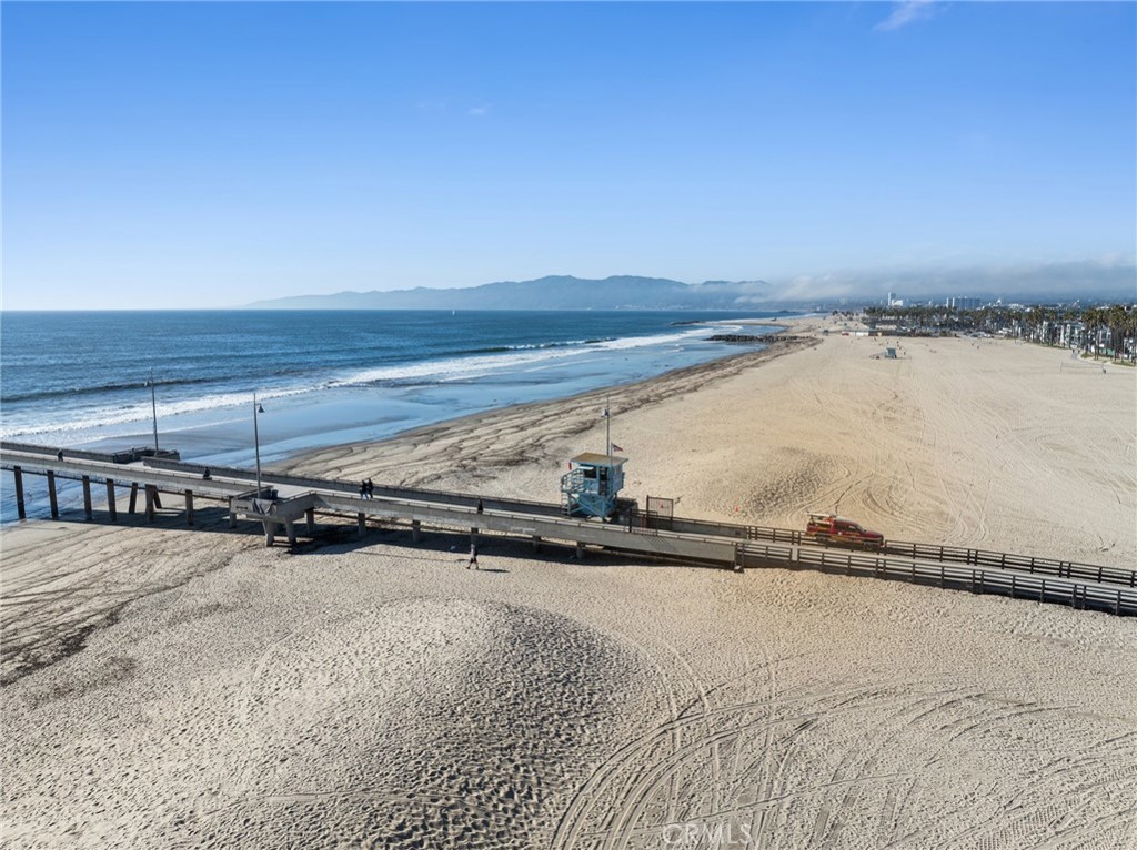 https://media.crmls.org/medias/b392c085-072a-4f48-944f-381f57d91eb4.jpg?preset=X-Large