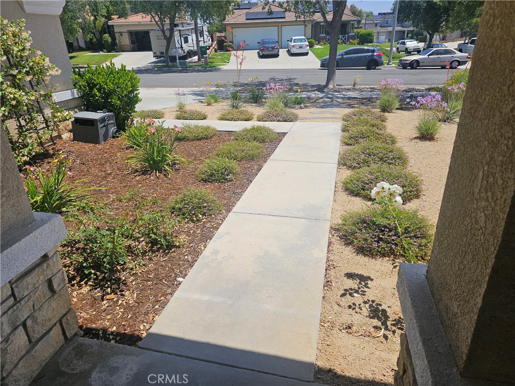 https://media.crmls.org/medias/b394deee-517c-41cd-8f68-1363bb86b257.jpg?preset=X-Large