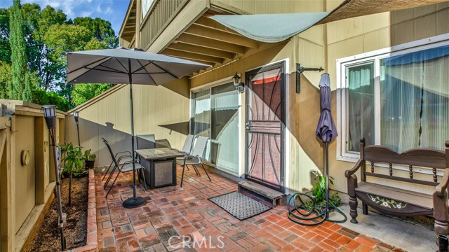 Front door & private courtyard area