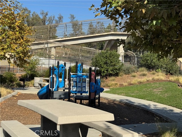 Detail Gallery Image 33 of 37 For 12745 Watt Ln #B,  Sylmar,  CA 91342 - 4 Beds | 3/1 Baths