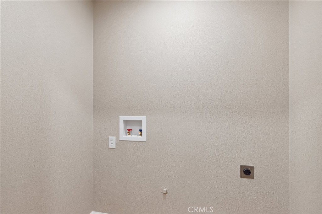 https://media.crmls.org/medias/b39a88ea-72b0-4b70-b4ed-4de0f406cd02.jpg?preset=X-Large