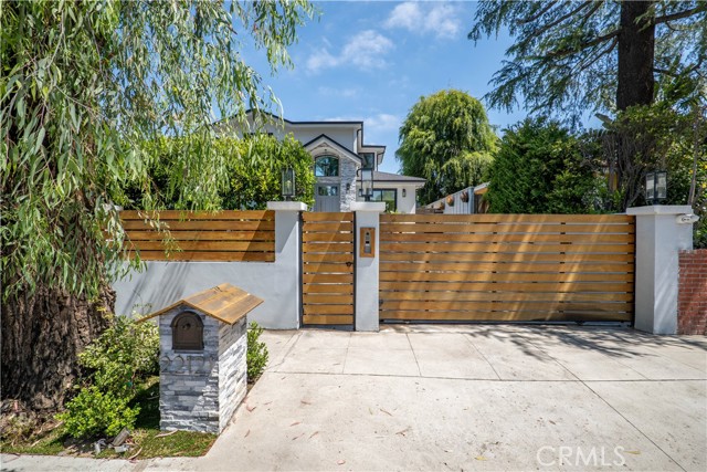 Detail Gallery Image 2 of 63 For 22121 Providencia St, Woodland Hills,  CA 91364 - 4 Beds | 3 Baths