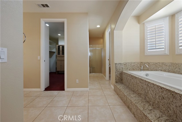 Detail Gallery Image 13 of 35 For 7454 Tamarisk Ave, Oak Hills,  CA 92344 - 6 Beds | 4 Baths