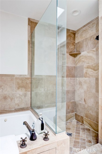 2917 N Poinsettia Avenue, Manhattan Beach CA: https://media.crmls.org/medias/b3a5497c-cf07-4cb8-852b-e0dbcd018197.jpg