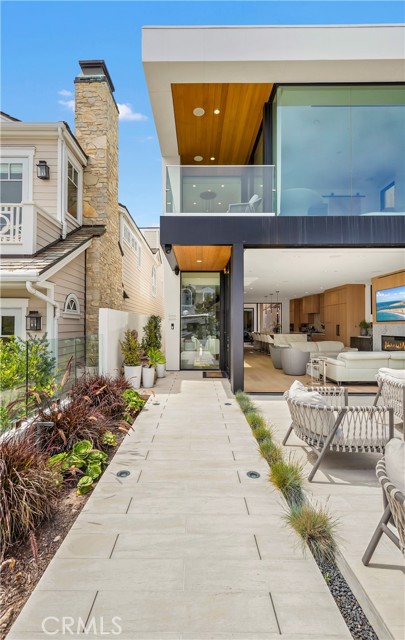 Detail Gallery Image 4 of 61 For 221 Heliotrope Ave, Corona Del Mar,  CA 92625 - 4 Beds | 5/1 Baths