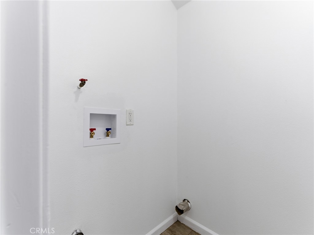 https://media.crmls.org/medias/b3a6513d-d6da-49e1-be53-106b2e2fcd5f.jpg?preset=X-Large