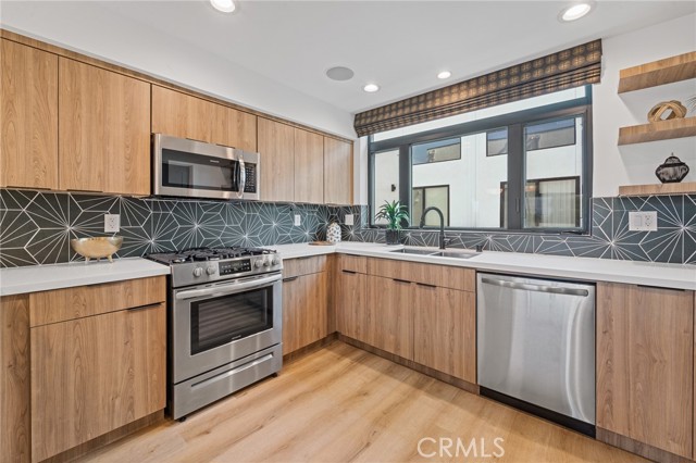 Detail Gallery Image 9 of 27 For 11314 Victory Bld, North Hollywood,  CA 91606 - 3 Beds | 3/1 Baths