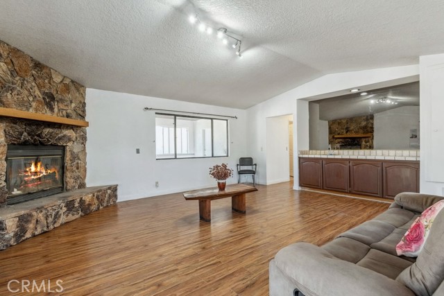 8636 Riggins Road, Phelan CA: https://media.crmls.org/medias/b3a82b6d-55ca-453f-b65e-4ee5b18c7694.jpg