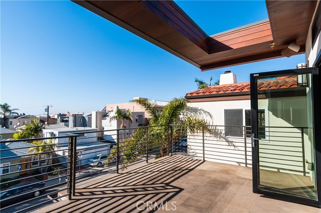 Detail Gallery Image 2 of 51 For 122 Manhattan Ave, Hermosa Beach,  CA 90254 - 3 Beds | 3/1 Baths