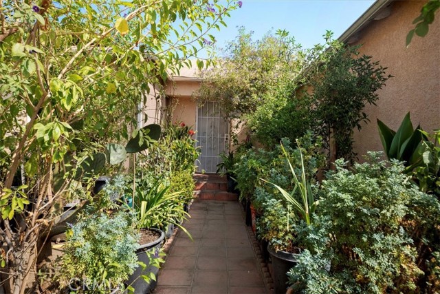 11457 Oxnard Street, North Hollywood CA: https://media.crmls.org/medias/b3aeb510-bae0-42c2-9930-ade236097bcf.jpg