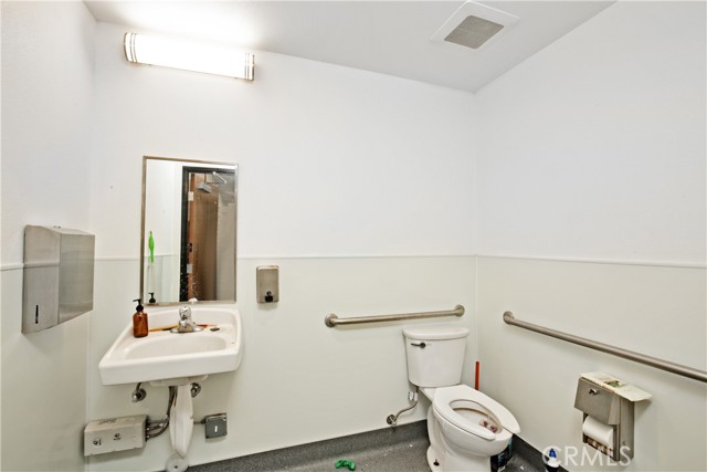 9984 lakewood Boulevard, Downey CA: https://media.crmls.org/medias/b3aff79e-f00f-4865-beb5-c7462ed1a6c4.jpg