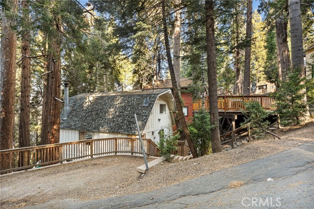 Detail Gallery Image 3 of 40 For 533 W Victoria Ct, Lake Arrowhead,  CA 92352 - 3 Beds | 2 Baths