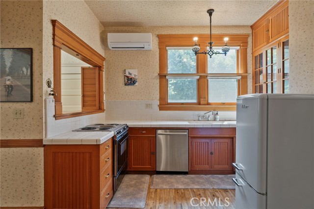 405 W Olive Avenue, Redlands CA: https://media.crmls.org/medias/b3b29fe6-e42a-468e-a5b8-55c9900ca79b.jpg