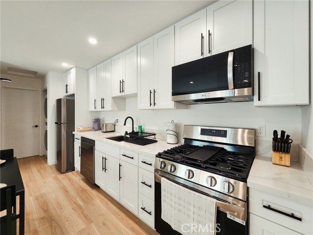 Detail Gallery Image 3 of 13 For 22131 Bassett Street, Canoga Park,  CA 91303 - 1 Beds | 1 Baths