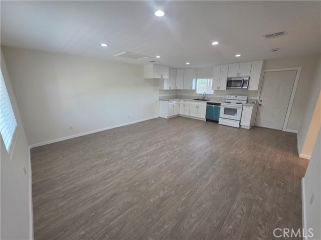 1204 E Avenue Q4, Palmdale CA: https://media.crmls.org/medias/b3b99bd9-bec5-4447-83c0-311d27818f3f.jpg