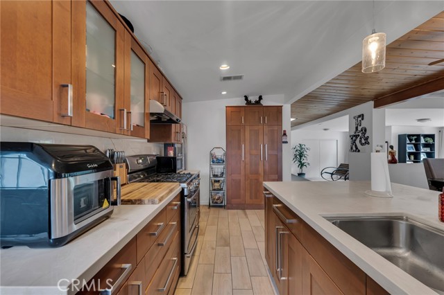 Detail Gallery Image 18 of 30 For 9707 Foothill, Sylmar,  CA 91342 - 4 Beds | 3 Baths