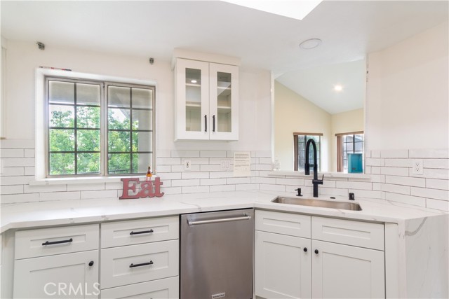 1033 S Dewcrest Drive, Anaheim CA: https://media.crmls.org/medias/b3c078ca-342f-4db7-bb68-d14fd7b31be2.jpg