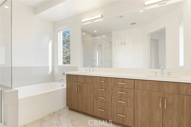 Detail Gallery Image 21 of 41 For 14100 W Monroe Pl, Van Nuys,  CA 91405 - 3 Beds | 4 Baths