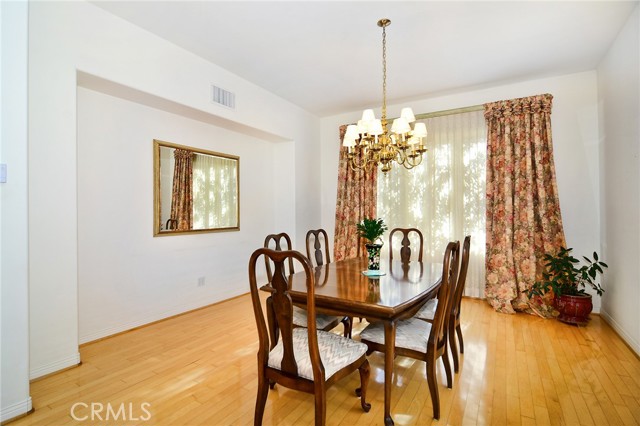 25339 Prado De Los Arboles, Calabasas CA: https://media.crmls.org/medias/b3c5ec3a-f830-4adb-85ce-33d6de2b8f8c.jpg