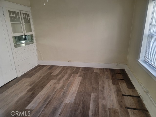 323 W 4th Street, Long Beach CA: https://media.crmls.org/medias/b3c75558-f37a-40e4-bb08-487e0d867eb0.jpg
