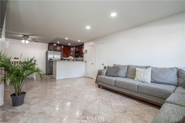 Detail Gallery Image 10 of 39 For 25035 Peachland Ave #174,  Newhall,  CA 91321 - 3 Beds | 2 Baths