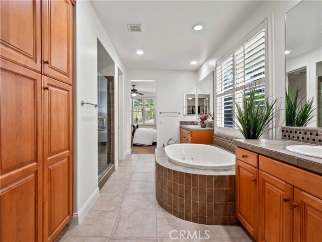 25679 Smoketree Lane, Valencia CA: https://media.crmls.org/medias/b3c8d287-9c9b-456d-ab2d-c86c16cad91e.jpg