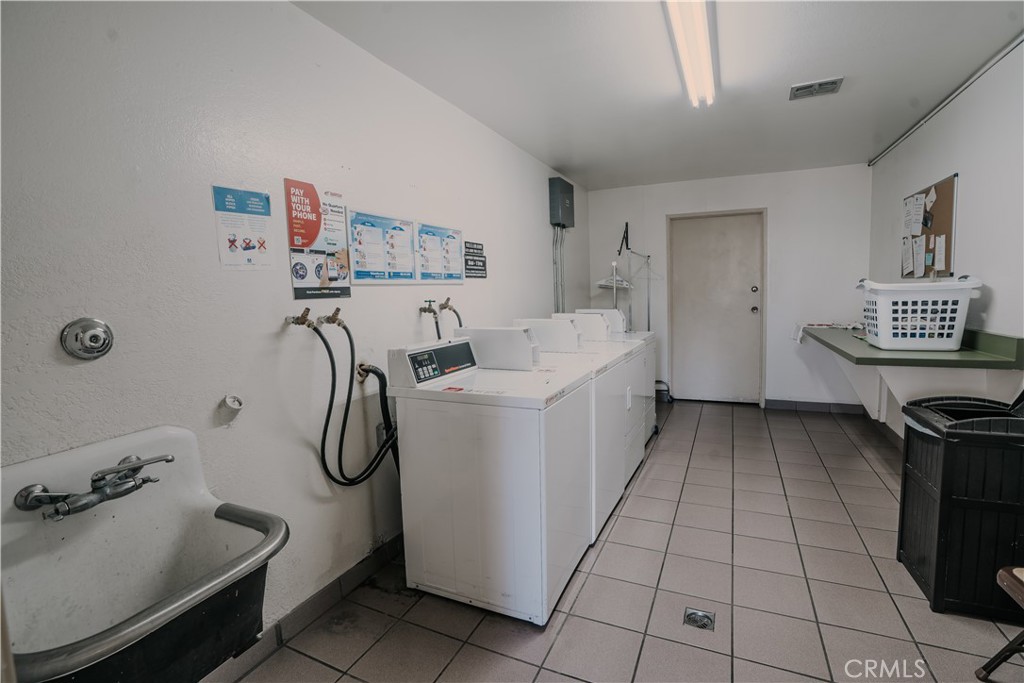 https://media.crmls.org/medias/b3ca398e-ed6d-4075-ab99-bb4f3dba3bf4.jpg?preset=X-Large