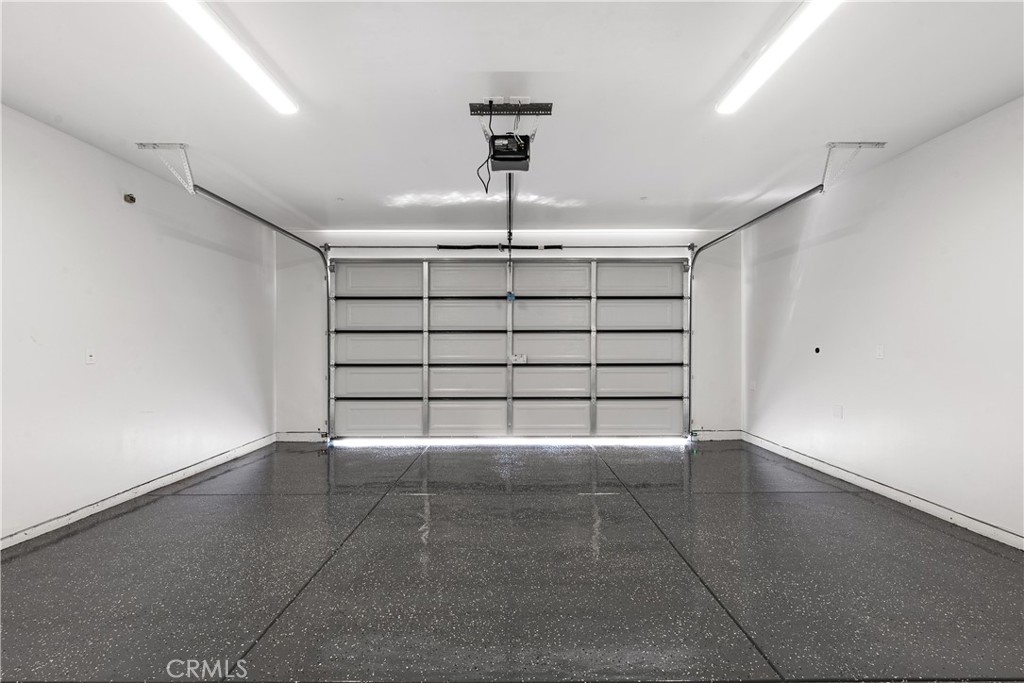 https://media.crmls.org/medias/b3cc166e-24ca-488e-9335-09e22f9a0025.jpg?preset=X-Large