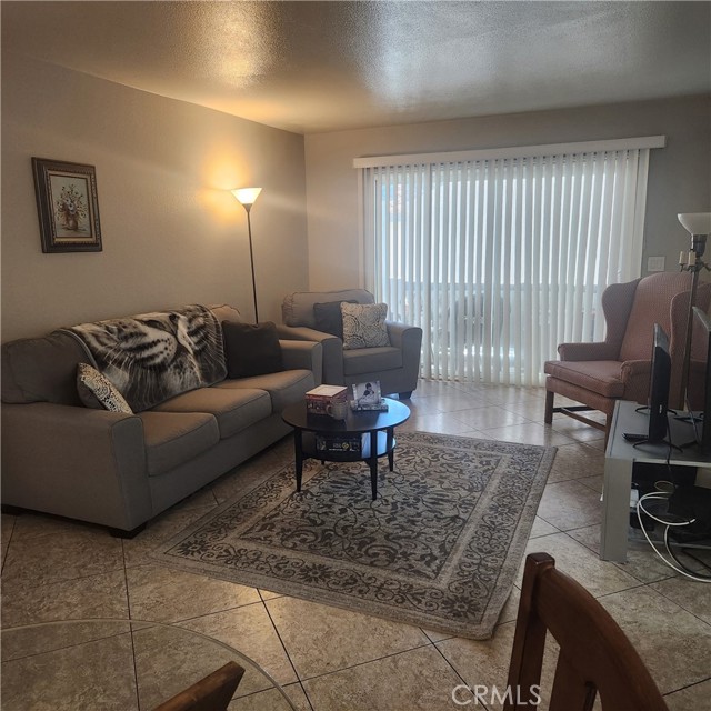 16377 Lakeshore Drive, Lake Elsinore CA: https://media.crmls.org/medias/b3cc8a0b-48d7-4d9f-b918-000bbd7f35e7.jpg