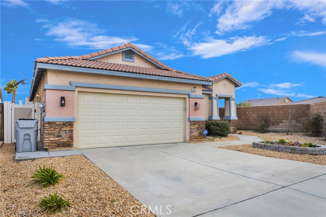 Detail Gallery Image 2 of 37 For 9301 Creosote, Oak Hills,  CA 92344 - 3 Beds | 2 Baths