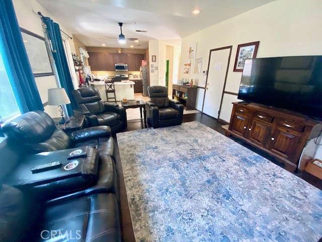 16883 Hazeltine Court, Fontana CA: https://media.crmls.org/medias/b3cedf46-c271-4897-a8e7-89ebd83e000e.jpg