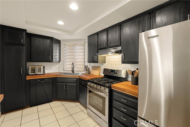 645 Pacific Avenue, Long Beach CA: https://media.crmls.org/medias/b3cf68af-c32f-49bb-b402-5387528f1fd1.jpg