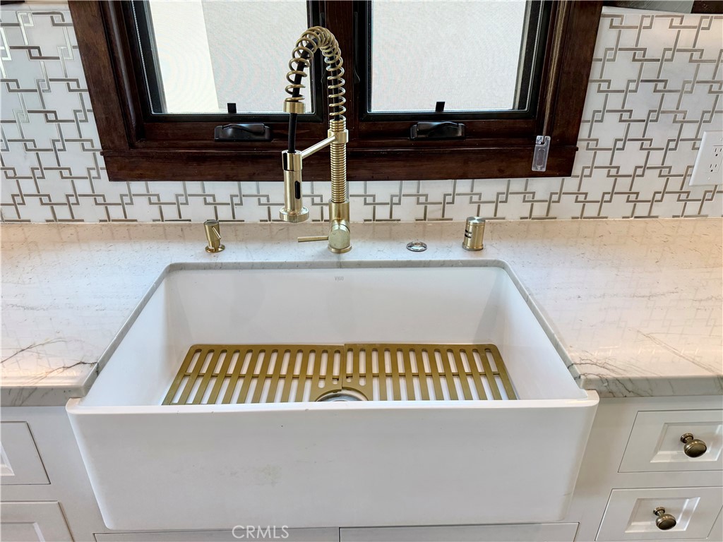 https://media.crmls.org/medias/b3d00f61-9571-4f17-954c-04ad42ea0507.jpg?preset=X-Large