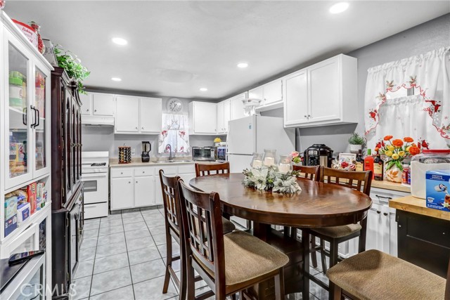 Detail Gallery Image 11 of 28 For 7848 Elm St, Highland,  CA 92410 - 6 Beds | 3 Baths