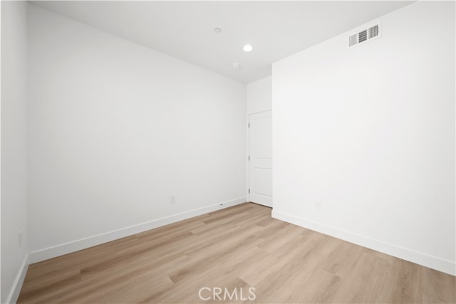 1039 W 43rd Street, Los Angeles CA: https://media.crmls.org/medias/b3d3adf2-bbd0-44cd-9c70-a261dd24e766.jpg