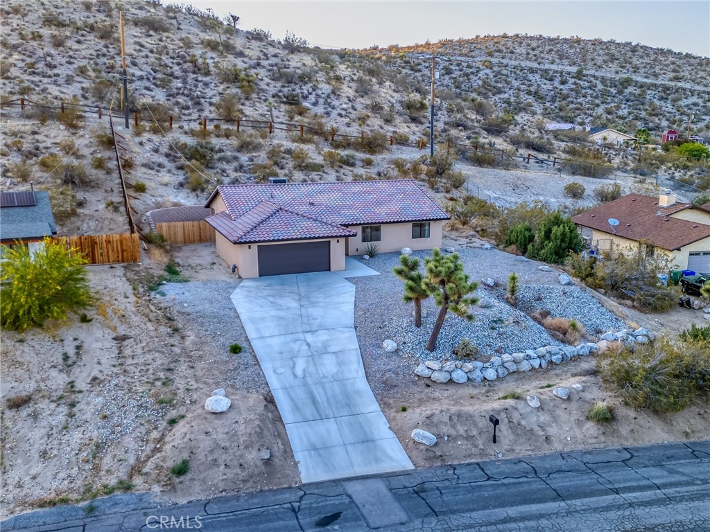 https://media.crmls.org/medias/b3d3ec9b-2736-437c-928b-4b2ead718f19.jpg?preset=X-Large