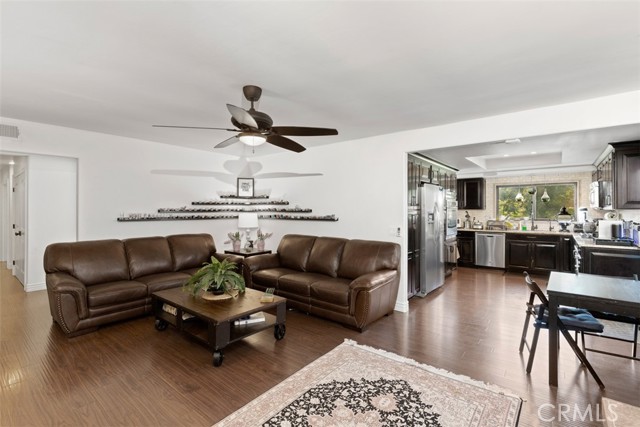 24911 Via Santa Cruz, Mission Viejo CA: https://media.crmls.org/medias/b3d401f0-1e22-45d4-a0f3-2b58829a0e0c.jpg