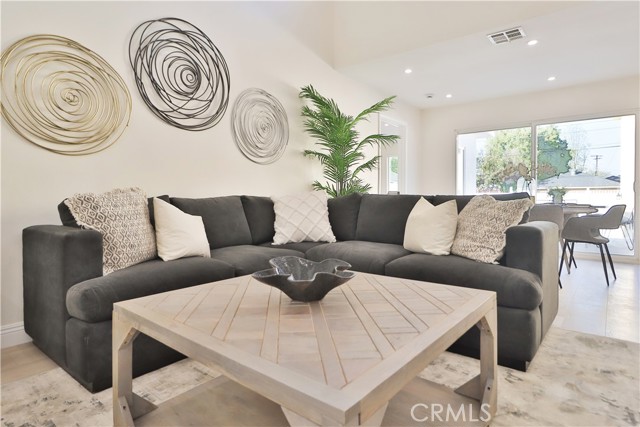 22131 1/2 Victory, Canoga Park CA: https://media.crmls.org/medias/b3d4c831-cf44-4180-b60d-3017f5a3d2c5.jpg