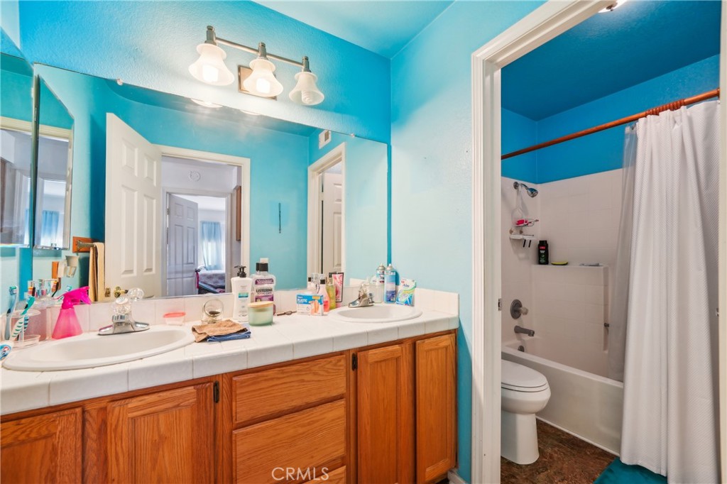 https://media.crmls.org/medias/b3d504cc-492a-4de5-b958-992d584f662a.jpg?preset=X-Large