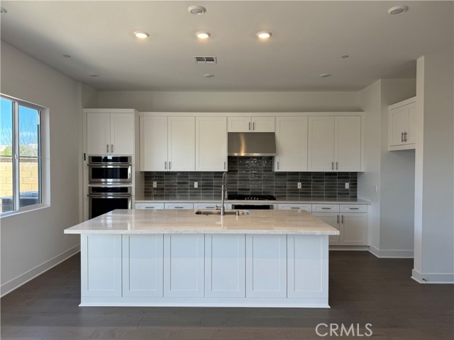 Detail Gallery Image 2 of 28 For 114 Pansy, Irvine,  CA 92618 - 5 Beds | 5 Baths