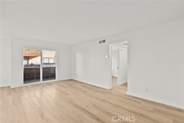 Detail Gallery Image 7 of 30 For 5400 Newcastle, Encino,  CA 91316 - 2 Beds | 2 Baths