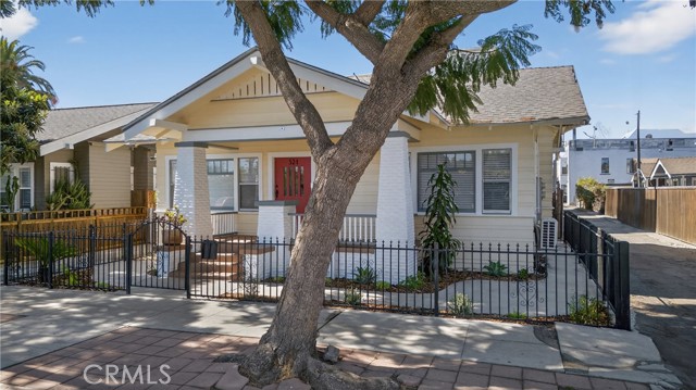 521 Olive Avenue, Long Beach CA: https://media.crmls.org/medias/b3de9a93-0ba3-4d8a-9807-27d904bee142.jpg