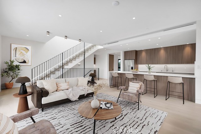 Detail Gallery Image 6 of 32 For 12131 Palms Bld, Los Angeles,  CA 90066 - 4 Beds | 3 Baths