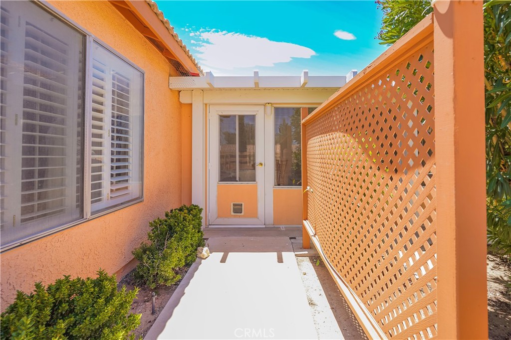 https://media.crmls.org/medias/b3e5ed7f-9065-4c9e-a2da-d0533fb204ea.jpg?preset=X-Large