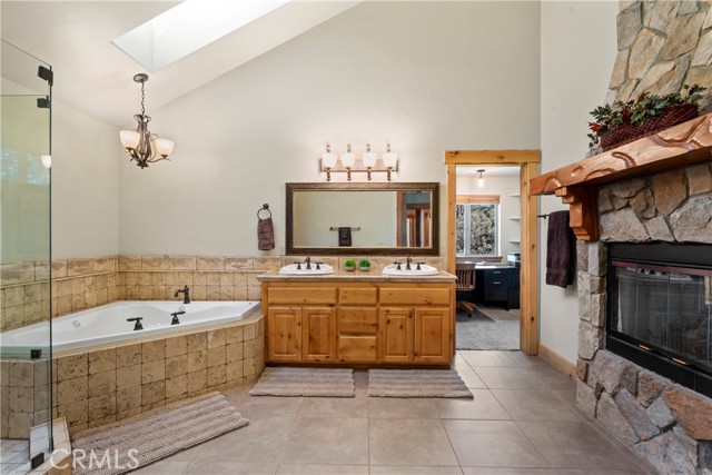 1034 Teakwood Drive, Lake Arrowhead CA: https://media.crmls.org/medias/b3e81a36-5955-4b27-997e-c9c1e3e6c836.jpg