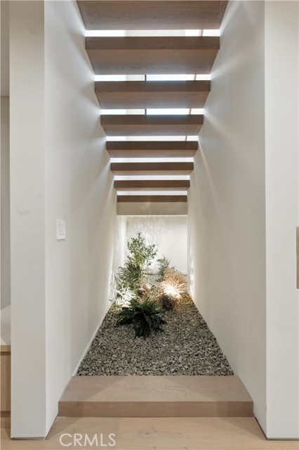 16728 Morrison Street, Encino CA: https://media.crmls.org/medias/b3e8d454-a538-43b0-90dd-23db0affcc9a.jpg