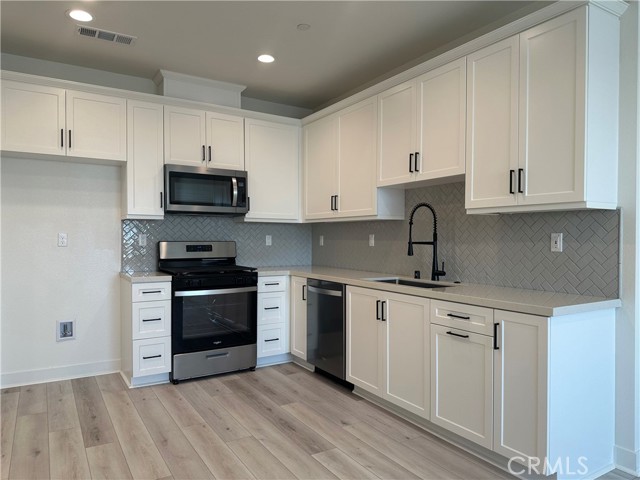 Detail Gallery Image 2 of 25 For 4230 S Hollyhock Paseo #82,  Ontario,  CA 91761 - 3 Beds | 2/1 Baths