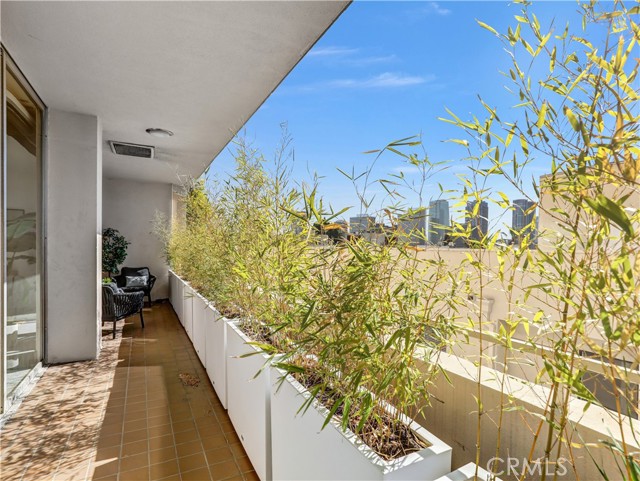 Detail Gallery Image 27 of 34 For 1333 S Beverly Glen Bld #402,  Los Angeles,  CA 90024 - 5 Beds | 5/1 Baths